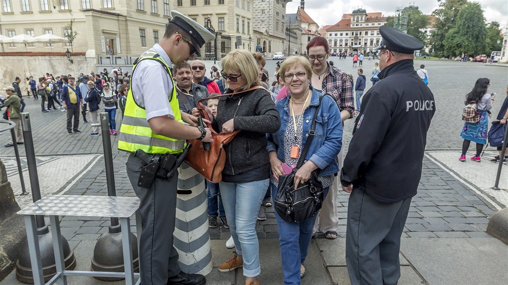 Na Pražském hradě jsou zpět plošné kontroly. Zmírnění opatření vydrželo měsíc