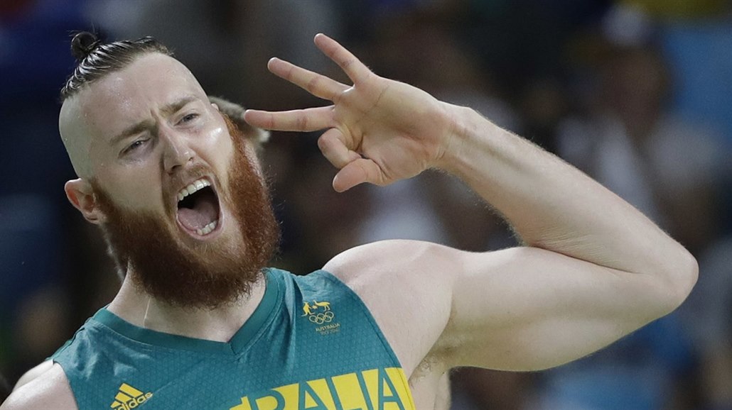 Australský pivot Aron Baynes se raduje.