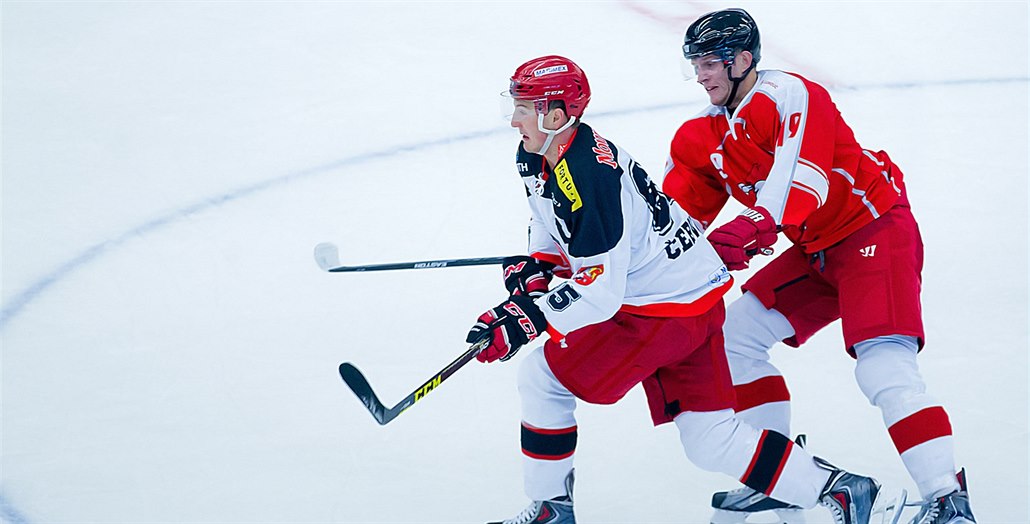 Momentka z hokejové přípravy mezi Hradcem Králové a Olomoucí (červená)