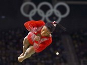 Sportovn gymnastka Simone Bilesov z USA zskala zlatou medaili v peskoku....