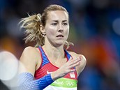 Denisa Rosolová v rozběhu olympijského závodu na 400 metrů překážek. (16. srpna...
