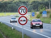 Na obchvatu Třemošné je před křižovatkami snížená rychlost a zakázané...