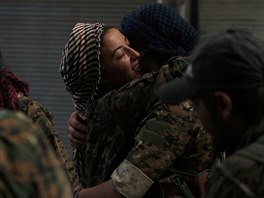 VÍTZSTVÍ. Kurdské bojovnice se radují v ulicích msta Manbid, odkud Syrské...