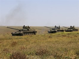 Ukrajinské tanky a transportéry severn od Krymu (12. srpna 2016)