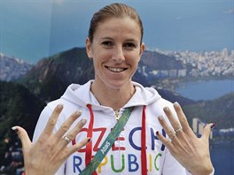 TO KOUKTE. esk bkyn Zuzana Hejnov ukazuje nehty v olympijsk vesnici.