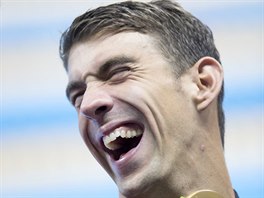 Americk plavec Michael Phelps se smje, zskal 23. zlatou medaili z...