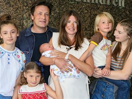 Ptinásobným otcem se nedávno stal slavný britský kucha Jamie Oliver (41)....