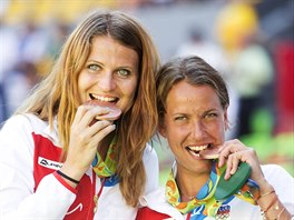 Bronzové tenistky Lucie Šafářová (vlevo) a Barbora Strýcová při medailovém...