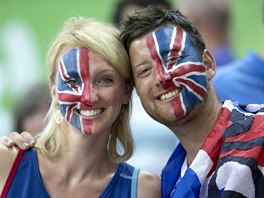 Brittí fanouci sledují v olympijské hale Rio Olympic Velodrome výkony...