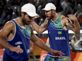 Brazilci Alison a Bruno ve finále olympijského turnaje plážových volejbalistů.