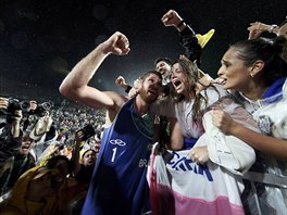 Brazilec Alison oslavuje s fanoušky triumf ve finále olympijského turnaje...