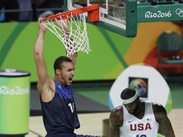 Francouzsk pivot Rudy Gobert (vlevo) oslavuje svou sme do americkho koe, v...