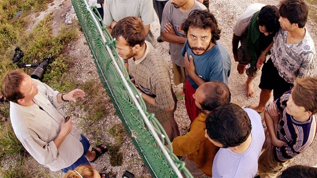 Žadatelé o azyl v táboře v ostrovním státě Nauru na archivní fotce z roku 2001.