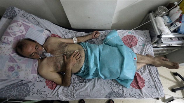 Nemocnicm v syrskm Aleppu chyb podle lka zdravotnick materil a lid jim umraj v rukch. (11. srpna 2016)