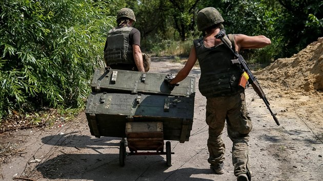 Ukrajinští vojáci nedaleko města Avdějevka v Donbasu. (10. srpna 2016)