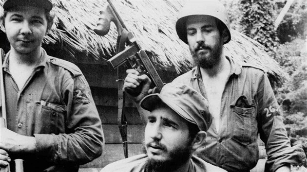 Fidel Castro jako mladý revolucionář (uprostřed) v doprovodu svého bratra Raúla (vlevo) a Camila Cienfuegose (14. března 1957)