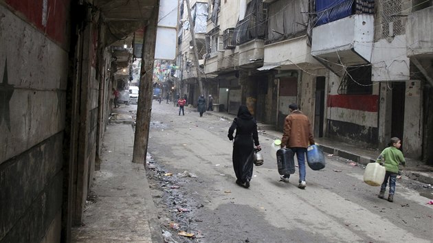 Civilist� v ulic�ch v�lkou zni�en�ho Aleppa. (11. �nora 2016)