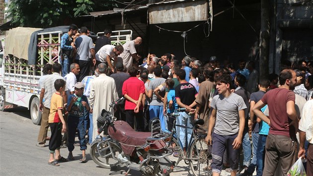 Fronta na j�dlo v rebely ovl�dan� ��sti Aleppa. (11. srpna 2016)