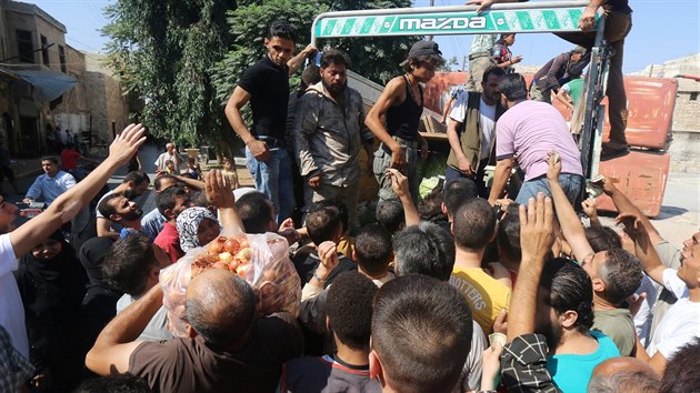 Lid� se derou k obchodn�k�m, kte�� dovezli j�dlo do rebely ovl�dan� ��sti Aleppa. (11. srpna 2016)