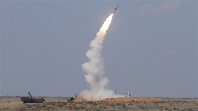 Raketov systm S-300 na Mezinrodnch armdnch hrch u rusk Astrachan (8. srpna 2016)