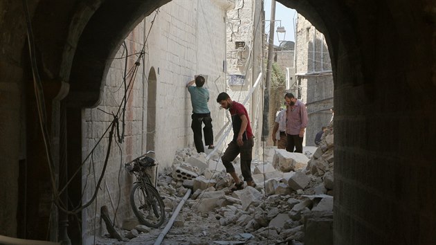 Nsledky bombardovn v syrskm Aleppu (15. srpna 2016)