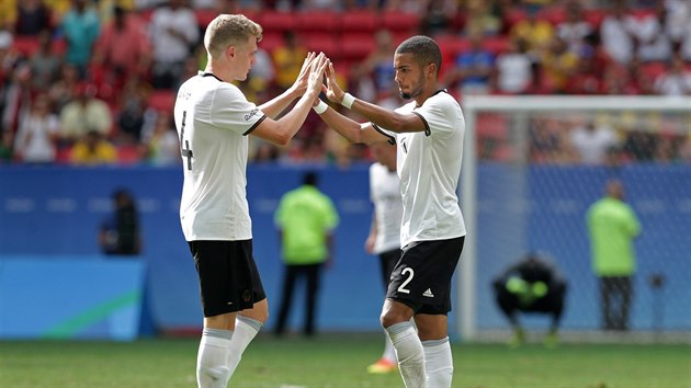 Nmet fotbalist Mathias Ginter (vlevo)a Jeremy Toljan se raduj z glu v duelu s Portugalskem.