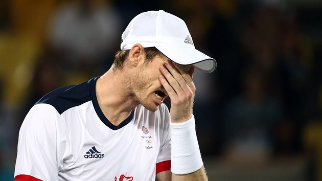 TO SNAD NE. Andy Murray se vztek v olympijskm finle.