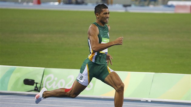 STRHUJC ZVR. Wayde van Niekerk si ve svtovm rekordu b pro zlato na tystovce.