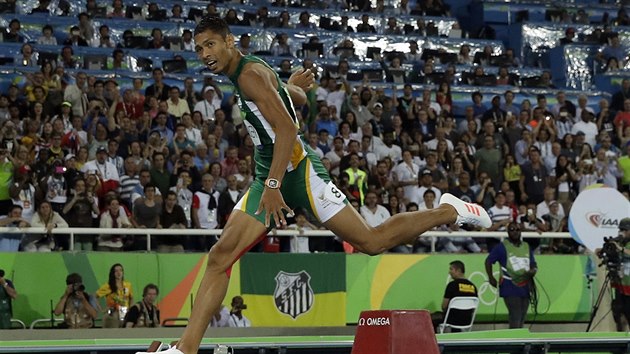 STRHUJC ZVR. Wayde van Niekerk si ve svtovm rekordu b pro zlato na tystovce.