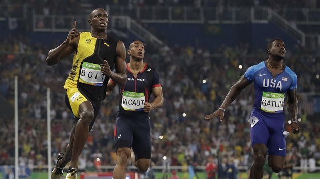 NADVLDA POKRAUJE. Usain Bolt (vlevo) potet za sebou vyhrl olympijskou stovku.