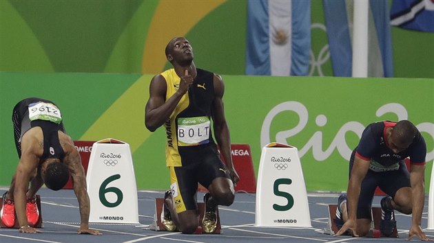 POHLED K NEBI. Usain Bolt se koncentruje ped startem olympijsk stovky.