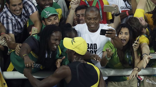 MILEK DAVU. Usain Bolt mezi fanouky po vtznm finle stovky v Riu de...