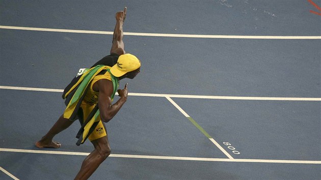 OBVYKL SHOW. Usain Bolt a jeho vtzn kepen po finle stovky.