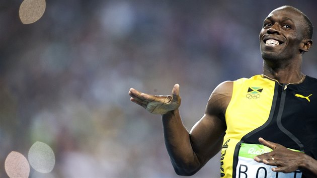 ZBAVA. Usain Bolt si uv tet olympijsk triumf na stovce za sebou.