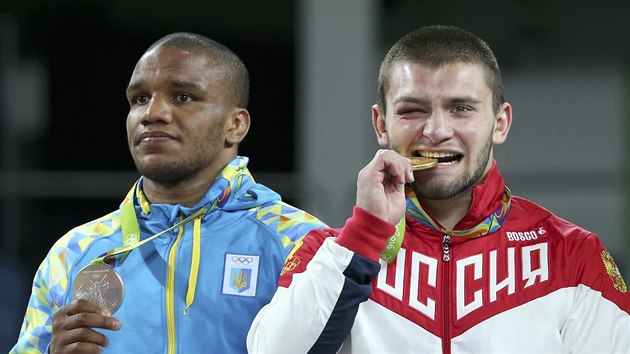 HDEJTE, KDO JE SPOKOJENJ. Davit akvetadze (vpravo) z Ruska koue do zlat medaile, poraen finalista an Belenjuk z Ukrajiny ukazuje stbro.