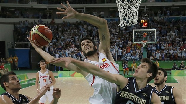 Mezi argentinskmi protihri zakonuje panlsk basketbalista Alex Abrines.