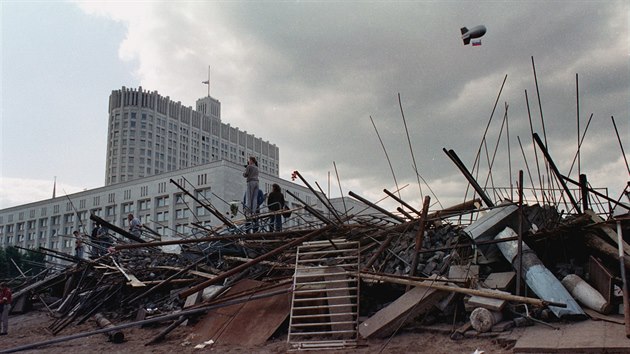 Ped budovou Federlnho shromdn zstaly po nezdaenm pevratu barikdy, kter zde postavili Moskvan brnc prezidenta Jelcina (24. srpna 1991)