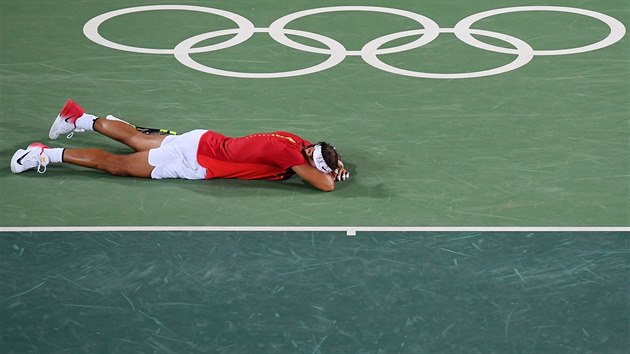 panlsk tenista Rafael Nadal se raduje z triumfu v olympijsk tyhe.