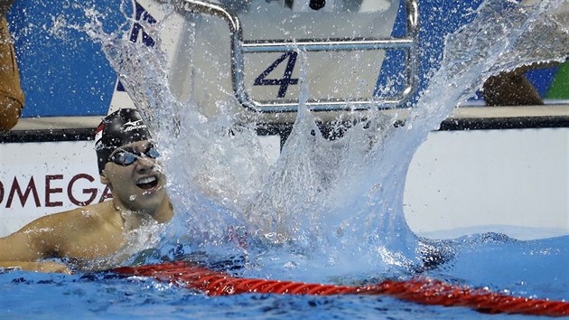 Plavec Joseph Schooling ze Singapuru vyhrl na olympid v Riu zvod na 100 m motlek.