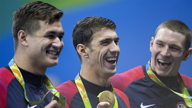 Americk plavec Michael Phelps se chlub zlatou medail, kterou zskal v polohov tafet na 4x100 metr.