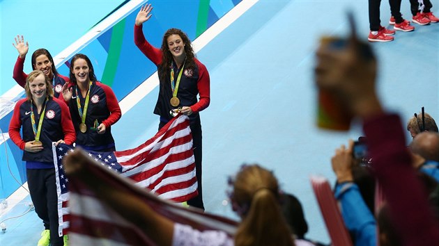 Americk plavkyn zdrav fanouky po vtzstv ve tafet na 4x200 m voln zpsob.