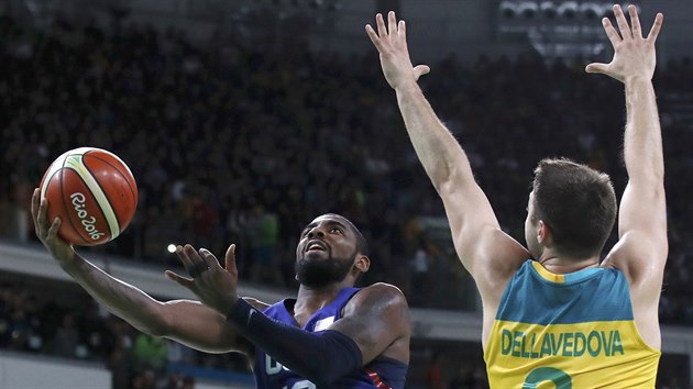 Americkho basketbalistu Kyrieho Irvinga (vlevo) brn australsk reprezentant Matthew Dellavedova (vpravo).