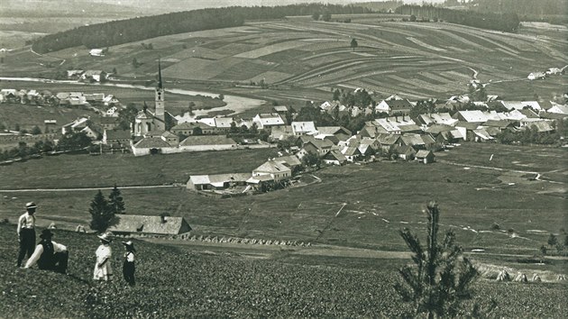 Pohled z roku 1910 na Frymburk od kaple sv. Mučedníků ze stráně dnes zvané na Martě.