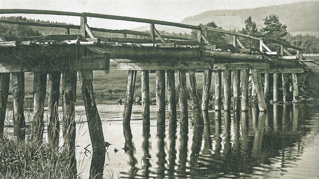 Chatrný dřevěný most stával pod Jenišovem směrem k Zadnímu Hamru a Zvonkové. Snímek je z roku 1953.