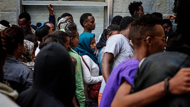Italsk Como se potk se stovkami uprchlk, kte chtj pekroit hranice se vcarskem (9. srpna 2016)