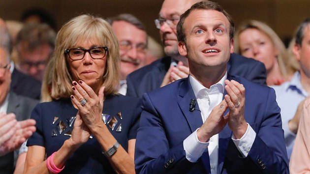 Emmanuel Macron s manelkou na mtinku hnut  En Marche! (12. ervence 2016)