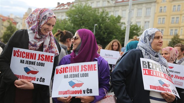 Ped kostelem Nejsvtjho Srdce Pn na nmst Jiho z Podbrad se po bohoslub konala demosntrace (10. srpna 2016).