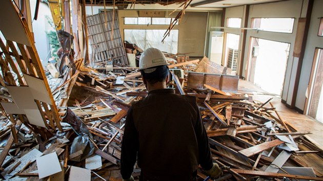 Kurdsk pracovnk pi demolici budovy v Tokiu