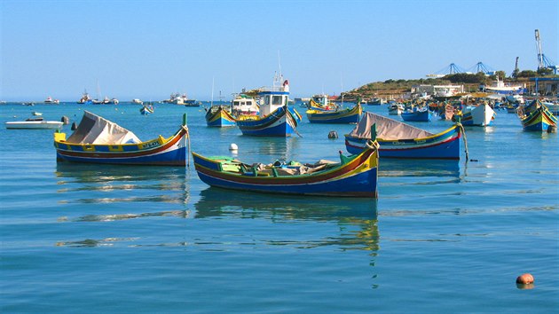 Vesnička Marsaxlokk je známá i díky pestrobarevným rybářským loďkám, které mají na přídi namalované oči. Prý proto, aby ochránily rybáře před nebezpečím.