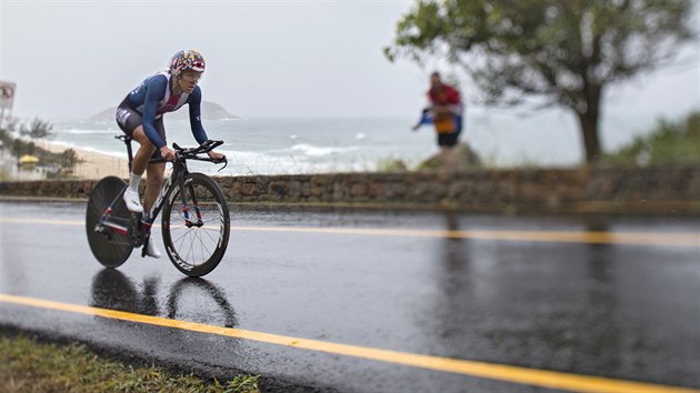 Americk cyklistka Kristin Armstrongov potet v karie vyhrla olympijskou asovku. (10. srpna 2016)